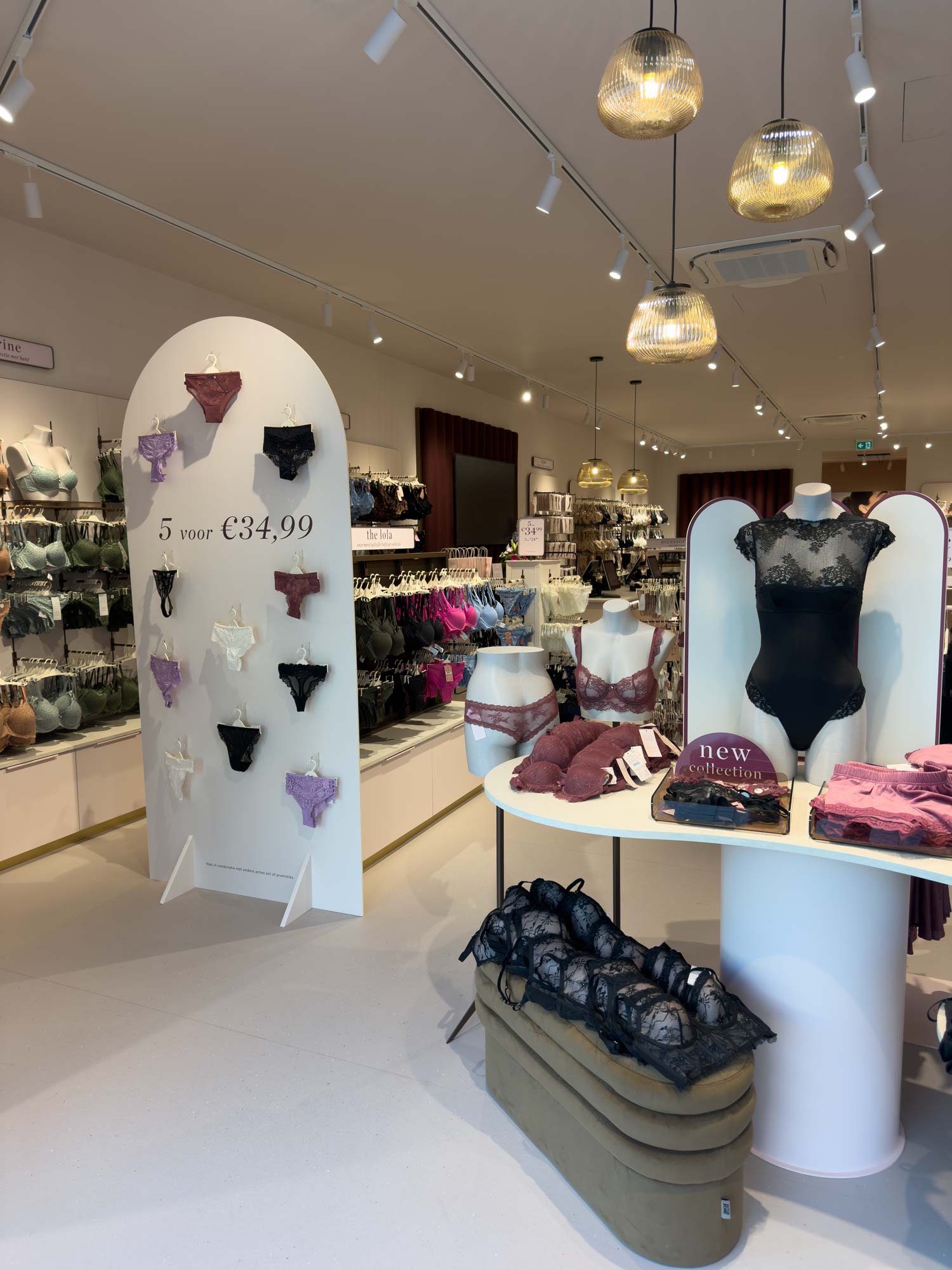 Overzicht van winkel met displays en verlichting