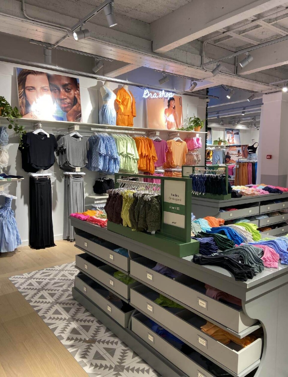 Retail3 01
