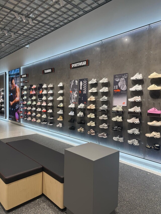 Uitgelichte schoenendisplay Nike store