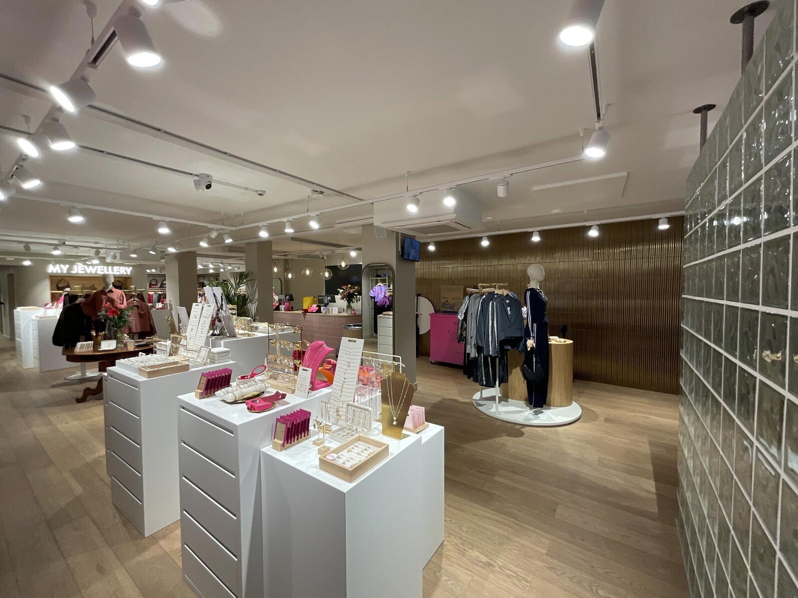 Winkeldisplay My Jewellery met spotverlichting